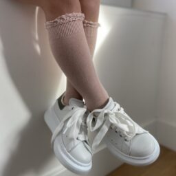 Calcetines altos en punto liso con puntilla en puño