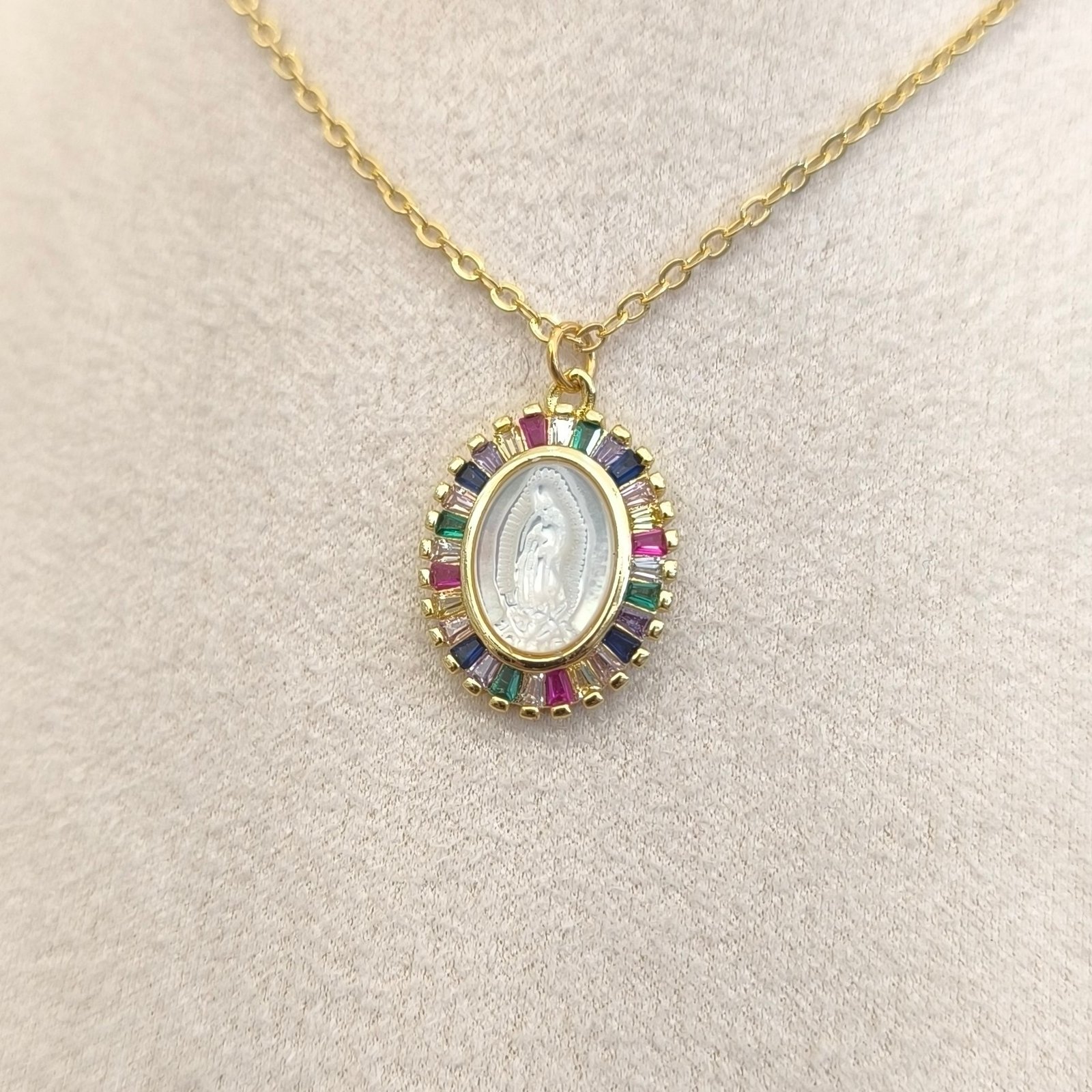 CADENA DIJE VIRGEN GUADALUPE DE NACAR CON CIRCONES DE COLORES - Imagen 2