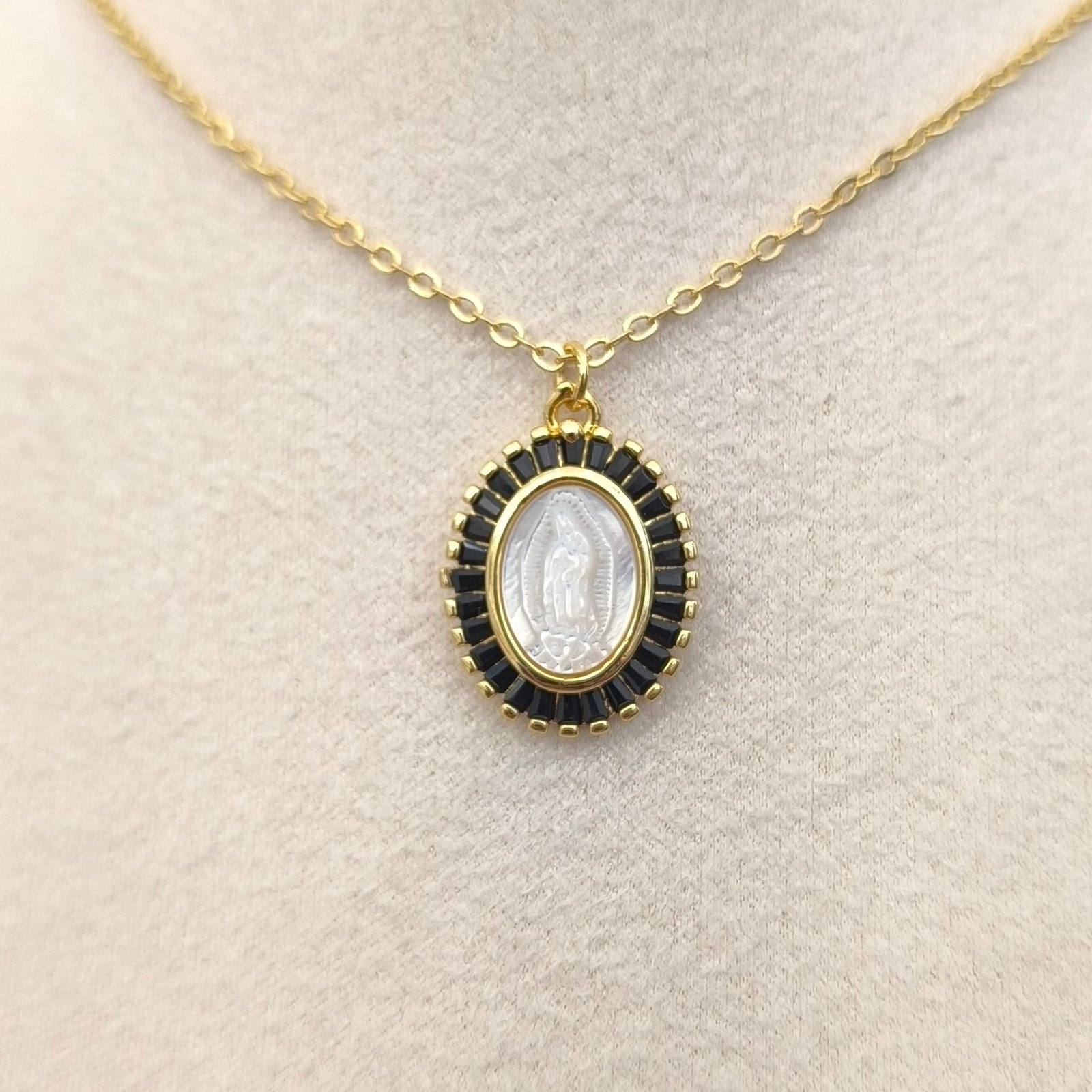 CADENA DIJE VIRGEN GUADALUPE DE NACAR CON CIRCONES NEGROS - Imagen 2