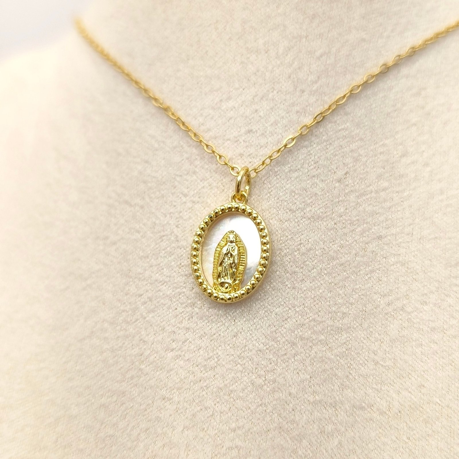 CADENA DIJE DE VIRGEN CON BOLITAS DORADAS - Imagen 2