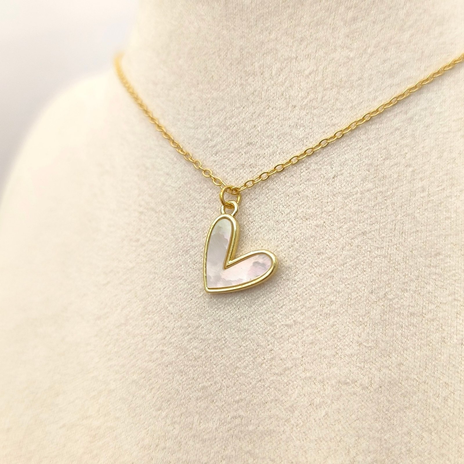 CADENA DIJE CORAZON BORDE DORADO Y NACAR - Imagen 2