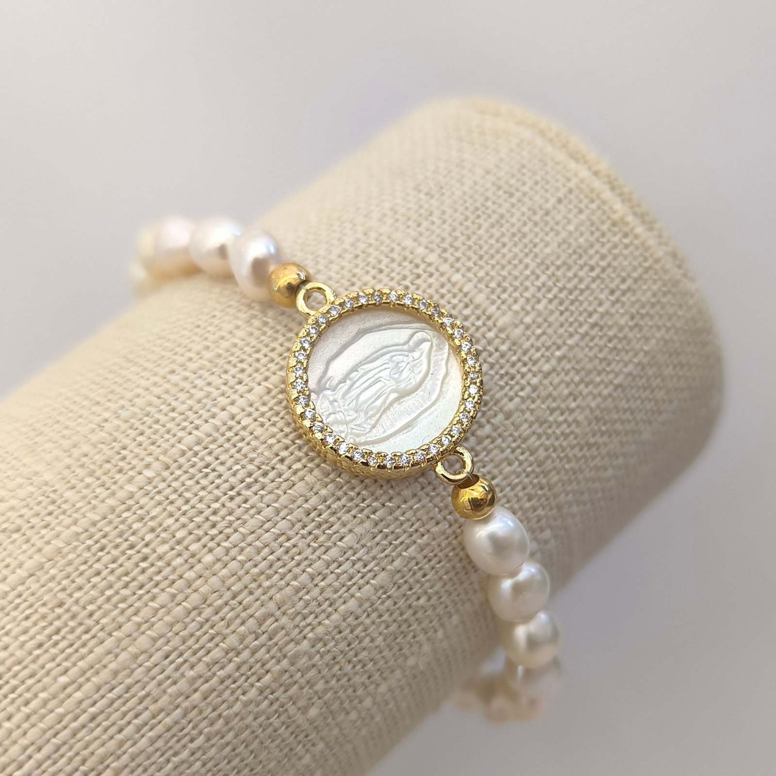 PULSERA PERLAS DIJE VIRGEN DE GUADALUPE - Imagen 2