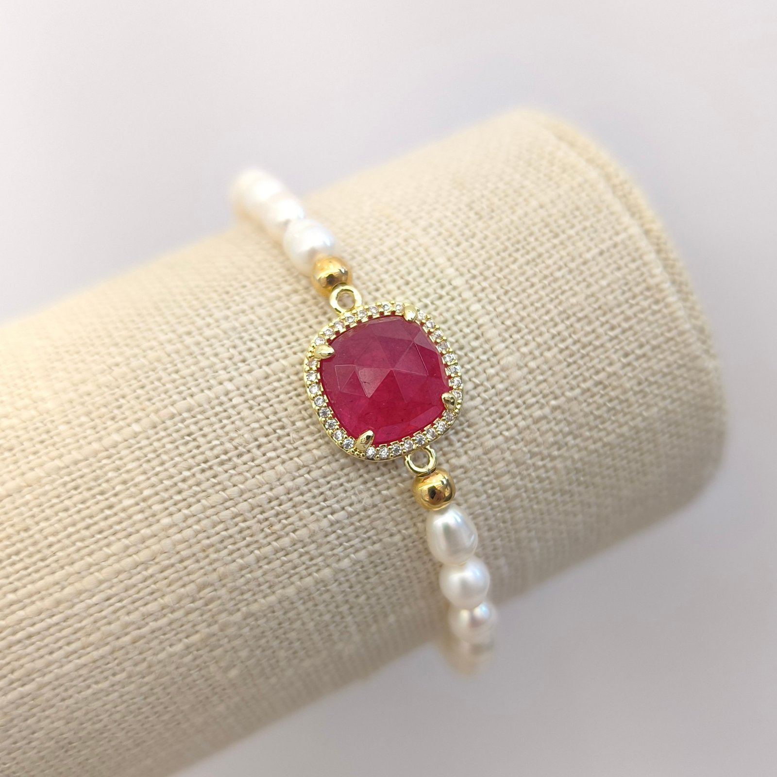 PULSERA PERLAS DIJE ROJO - Imagen 2